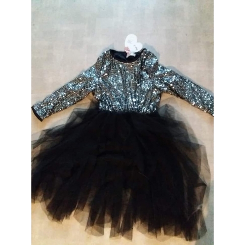 Geweldige jurk met glitters en tule Kleur zwarte glitter/zilver