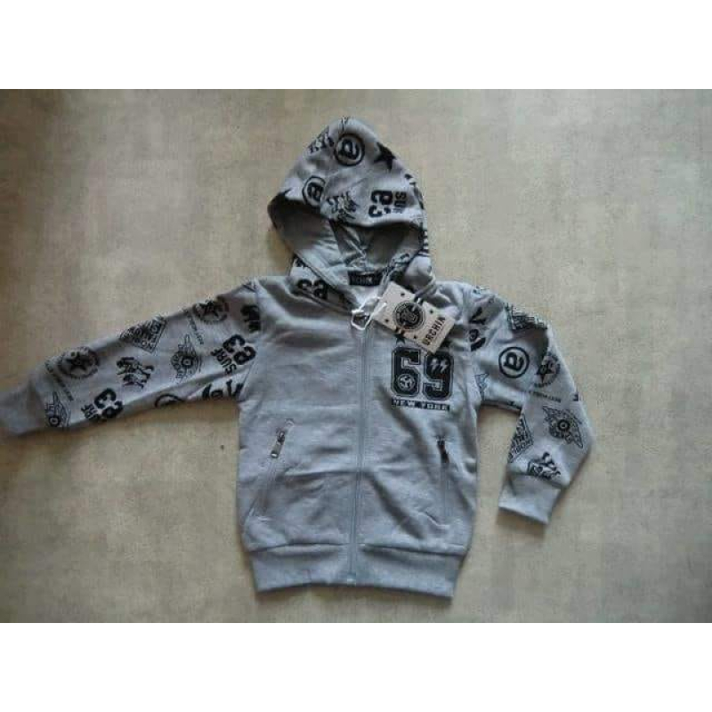  grijs vest met een ritssluiting en capuchon 